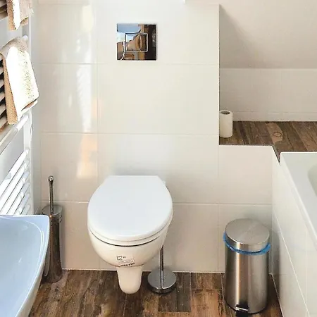 بيت للعطل Eight-bedroom Holiday In Partizanska lupca
