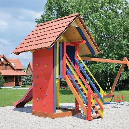 Eight-bedroom Holiday In بيت للعطل Partizanska lupca